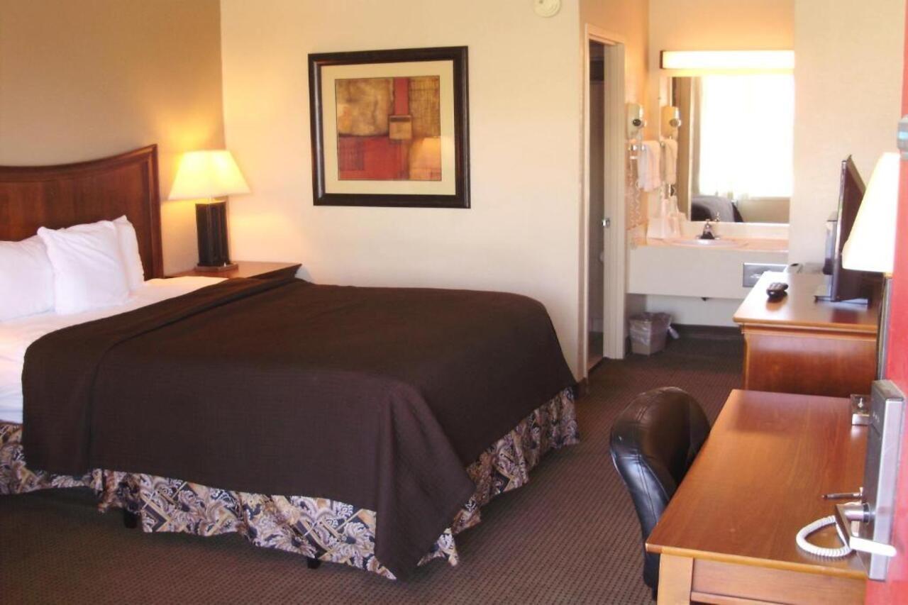 Trade Winds Central Inn Tulsa Extérieur photo
