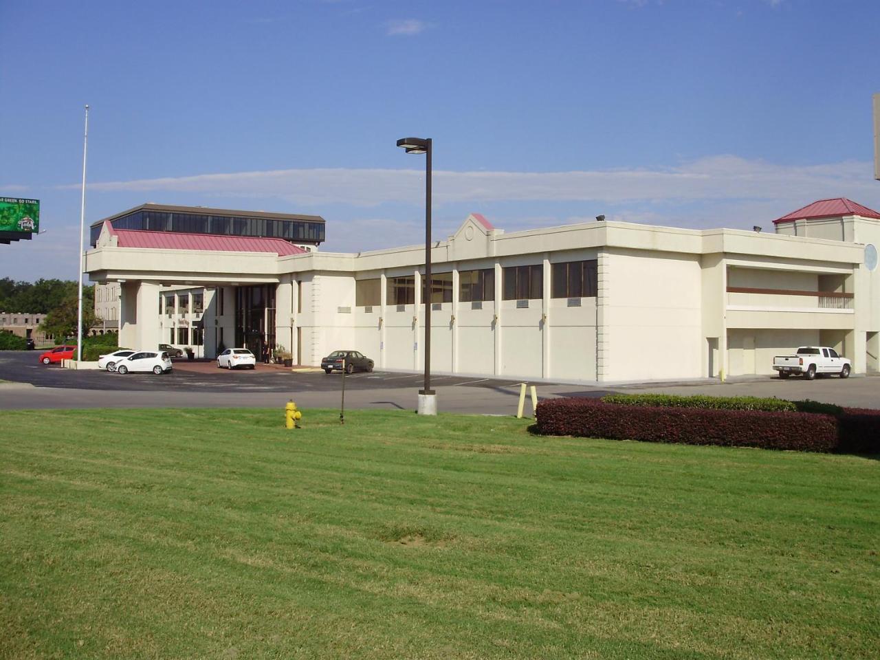 Trade Winds Central Inn Tulsa Extérieur photo