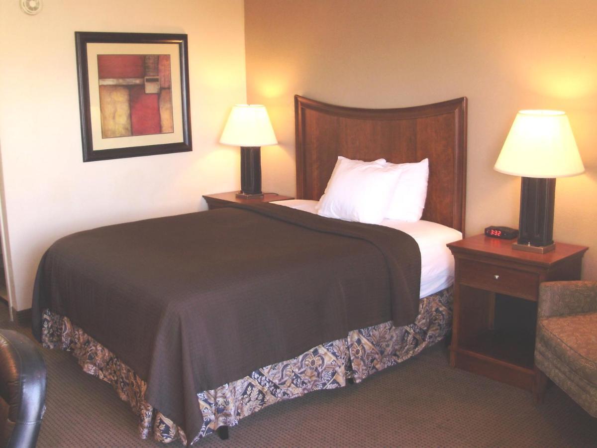 Trade Winds Central Inn Tulsa Extérieur photo